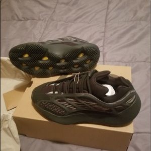 New Yeezy 700 Dark Glow Size 9.5